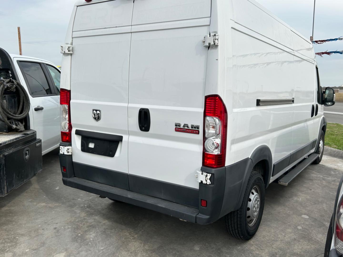 2018 White RAM Promaster 2500 High Roof Tradesman 159-in. WB (3C6TRVDG8JE) with an 3.6L V6 engine, 6A transmission, located at 1687 Business 35 S, New Braunfels, TX, 78130, (830) 625-7159, 29.655487, -98.051491 - Photo#6